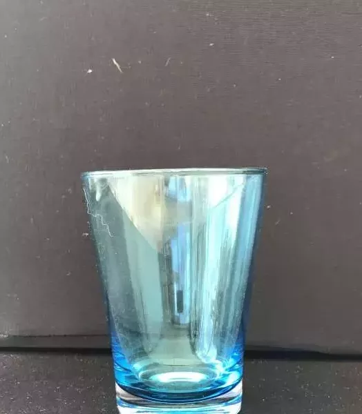 Verre à eau bleu